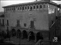 Fachada del ayuntamiento. Ricardo del Arco y Garay. Monzón. Cinca Medio