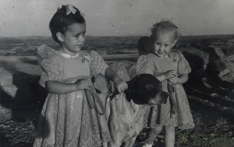 Retrato de dos niñas con un perro