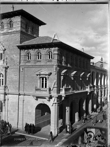 Vista del edificio de la Delegación de Hacienda y de los Porches de Vega Armijo. Joaquín Galán Bernal. Huesca