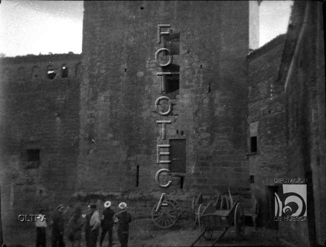 Miembros de Cruz Roja contemplando un edificio. José Oltra Mera. Siétamo. Hoya de Huesca
