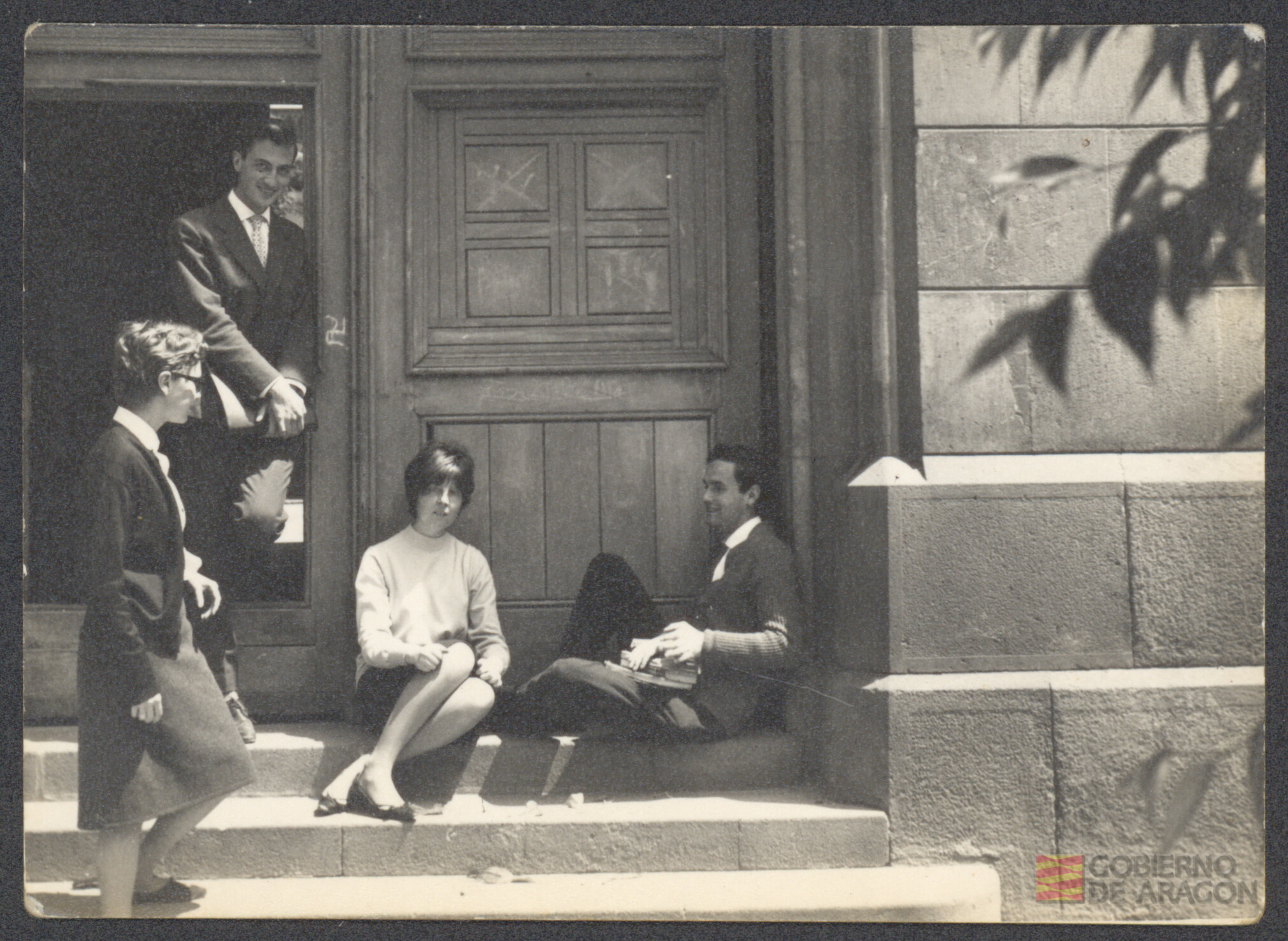 Ángel Conte Cazcarro en la puerta de la Universidad de Barcelona junto con otros compañeros