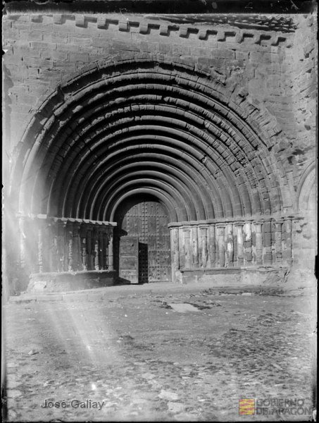 Villanueva de Sigena (Huesca). Monasterio de Sigena. Portada de la iglesia. Románico. José Galiay Sarañana