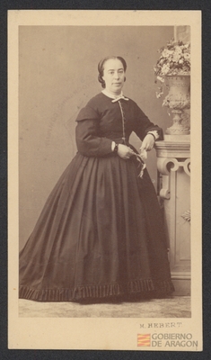 [Retrato de mujer]. M. de Hebert