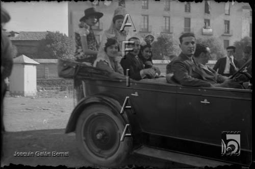 Coche descapotable y mujeres con mantilla en la parte lateral del Casino. Joaquín Galán Bernal. Huesca