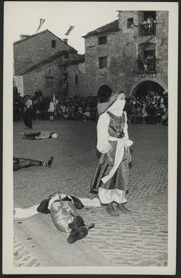 Primera Morisma: Mujer vestida con traje de época. Foto Altemir