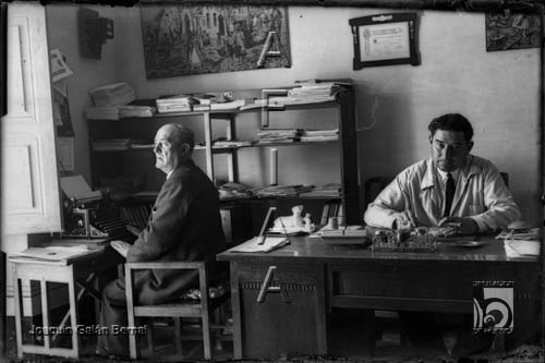 Dos hombres en un despacho. Joaquín Galán Bernal. Huesca