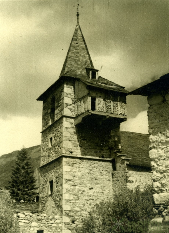 Campanario de la iglesia parroquial de San Pedro de Anciles.