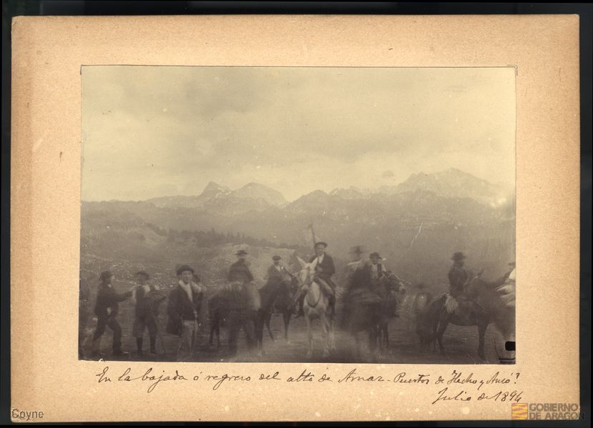 Grupo de hombres a pie y a caballo descendiendo del Alto de Arnaz después del Tributo de las tres vacas de 1894