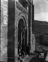 Castillo de Loarre. Varias personas en la portada de acceso al interior. Ricardo del Arco y Garay. Loarre