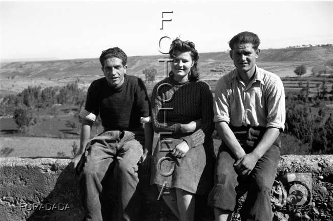 Tres jóvenes sentados en un pretil. Alfonso Foradada Coll. Santalecina
