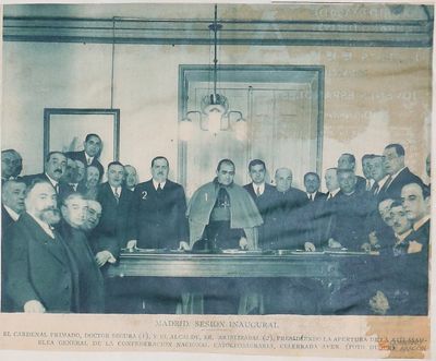 "Madrid. Sesión Inaugural. El cardenal primado, Doctor Segura y el alcalde Sr. Aristiziabal, presidiendo la apertura de la XIII asamblea general de la confederación catolicoagraria celebrada ayer". Foto Duque