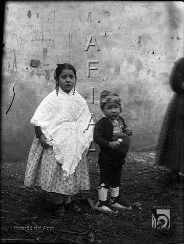 Fiesta del traje. Pareja de niños fragatinos. Ricardo del Arco y Garay. Fraga. Bajo Cinca