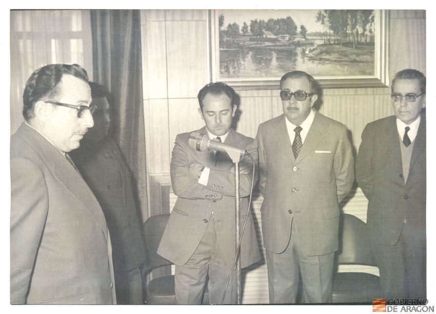 Casa Sindical, despacho oficial del delegado. Toma de posesión del director provincial del Secretariado de Asuntos Sociales de la Delegación. Discurso de D. Jesús Sainz Planillo, delegado provincial de la O.S. En el centro, D. Francisco Gascón y D. Pedro Serrano. 8 de marzo. Teruel
