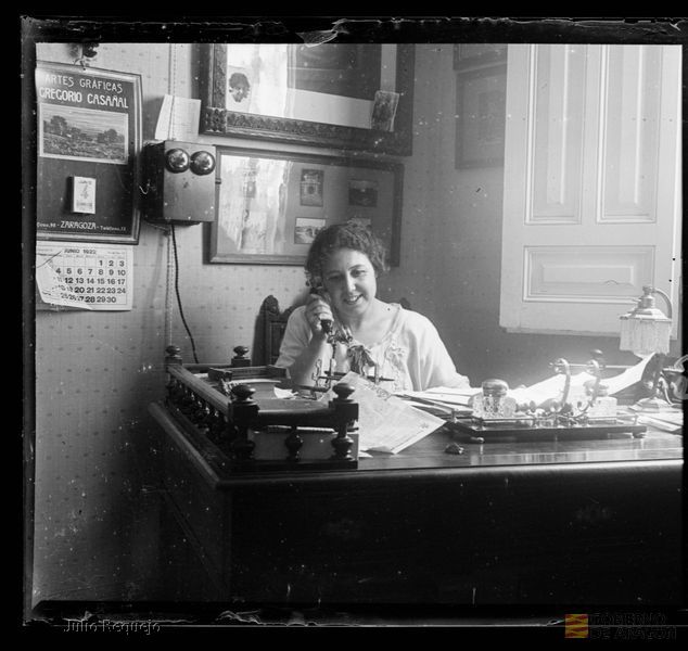 Rufina en el teléfono. Julio Requejo