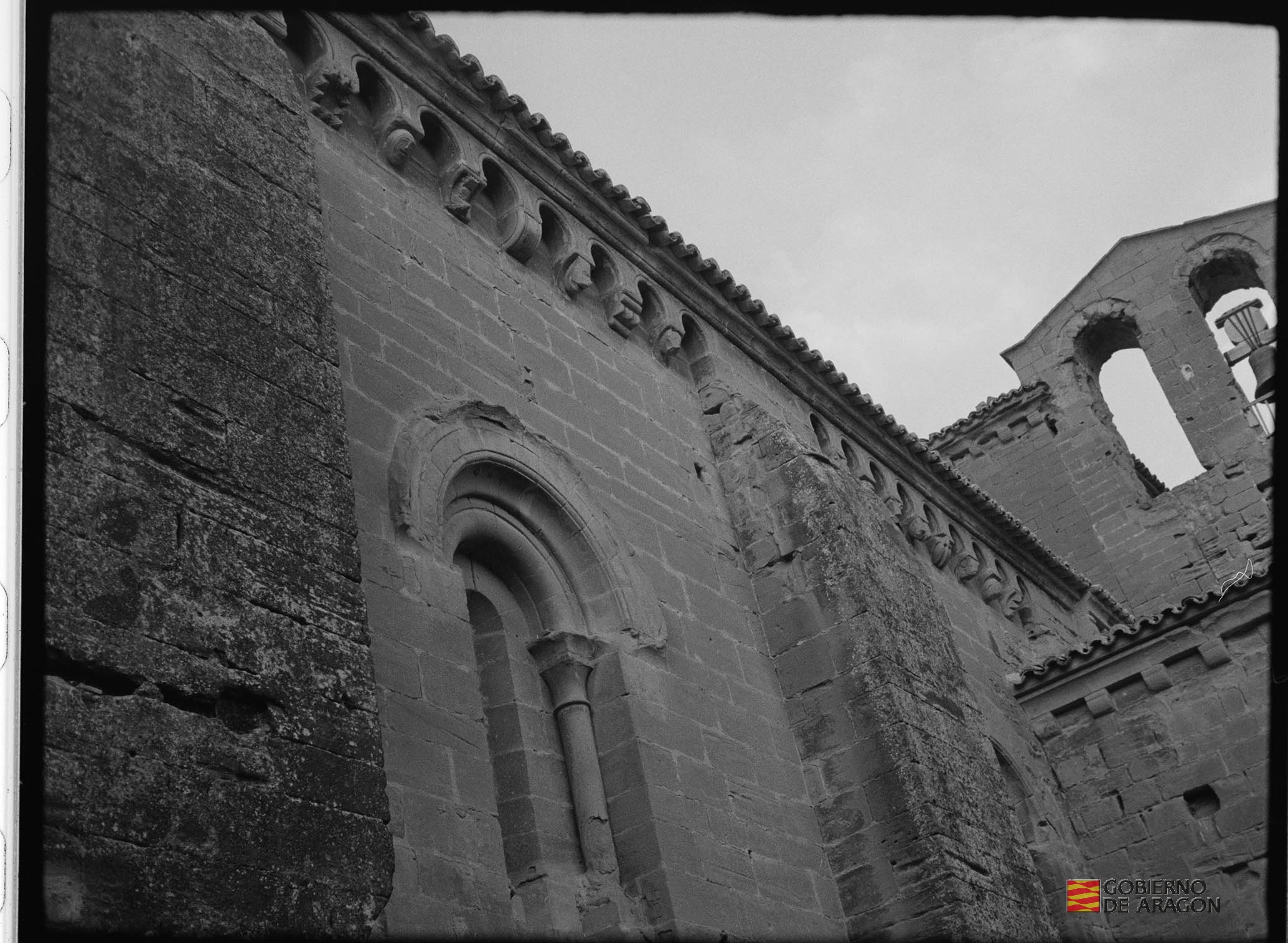 Monasterio de Sigena. Arco románico en el exterior de la iglesia
