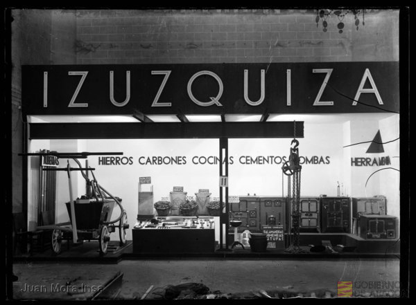 Fabricación de Cocinas Izuzquiza Arana S.A.. Exposición de productos. Juan Mora Insa