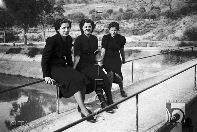 "Elena, Josefina y Pili en el Canal". José Oltra Mera. Tamarite de Litera. La Litera