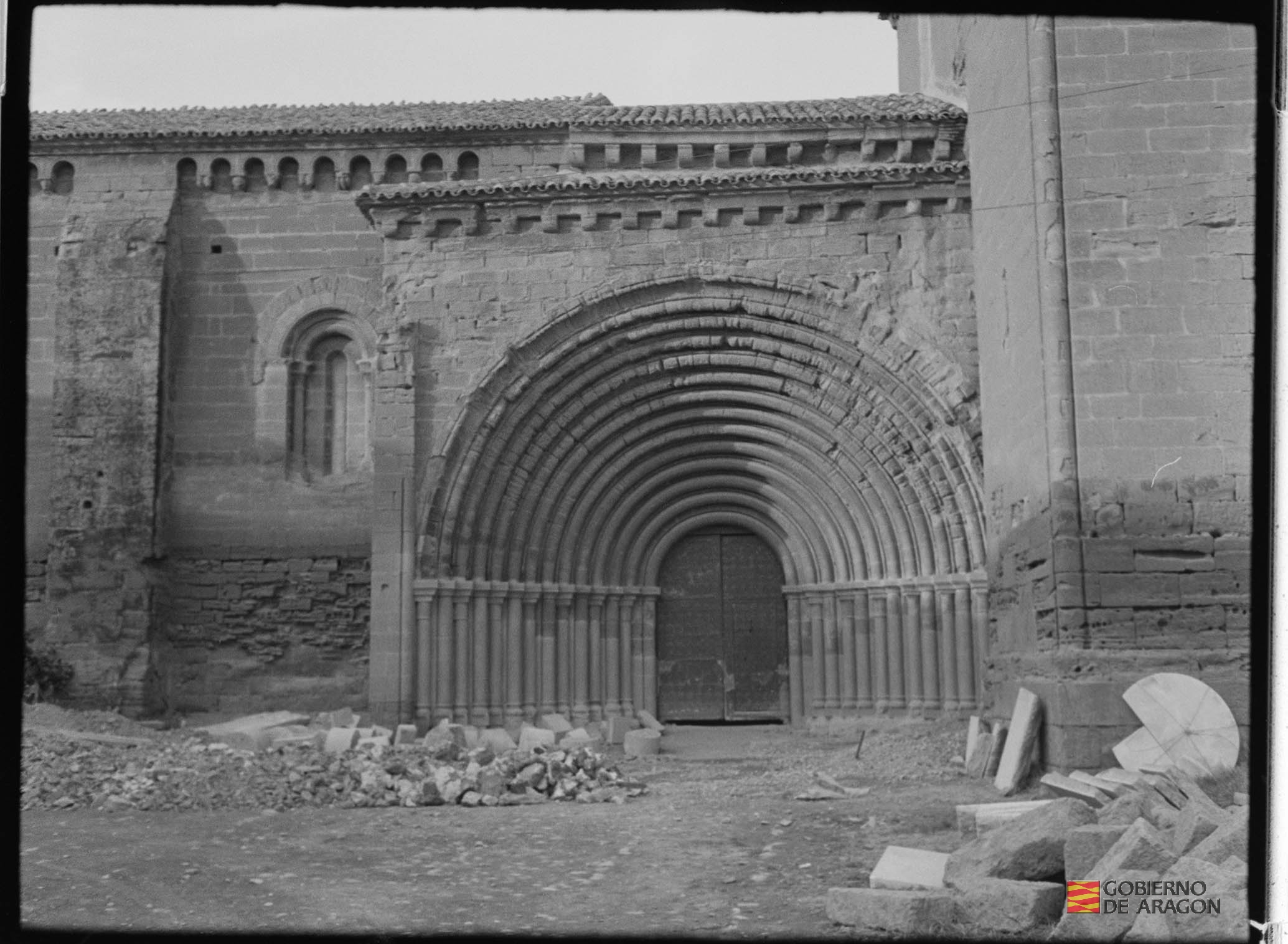 Monasterio de Sigena. Arco de entrada a la iglesia