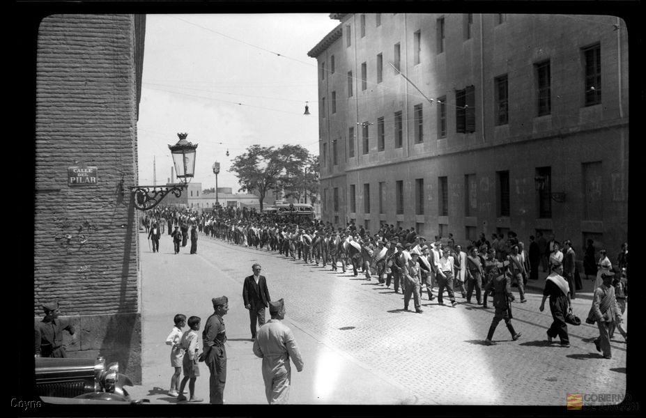 Desfile de requetés entrando en la plaza del Pilar procedentes del Arrabal. Manuel Coyne Buil. Zaragoza