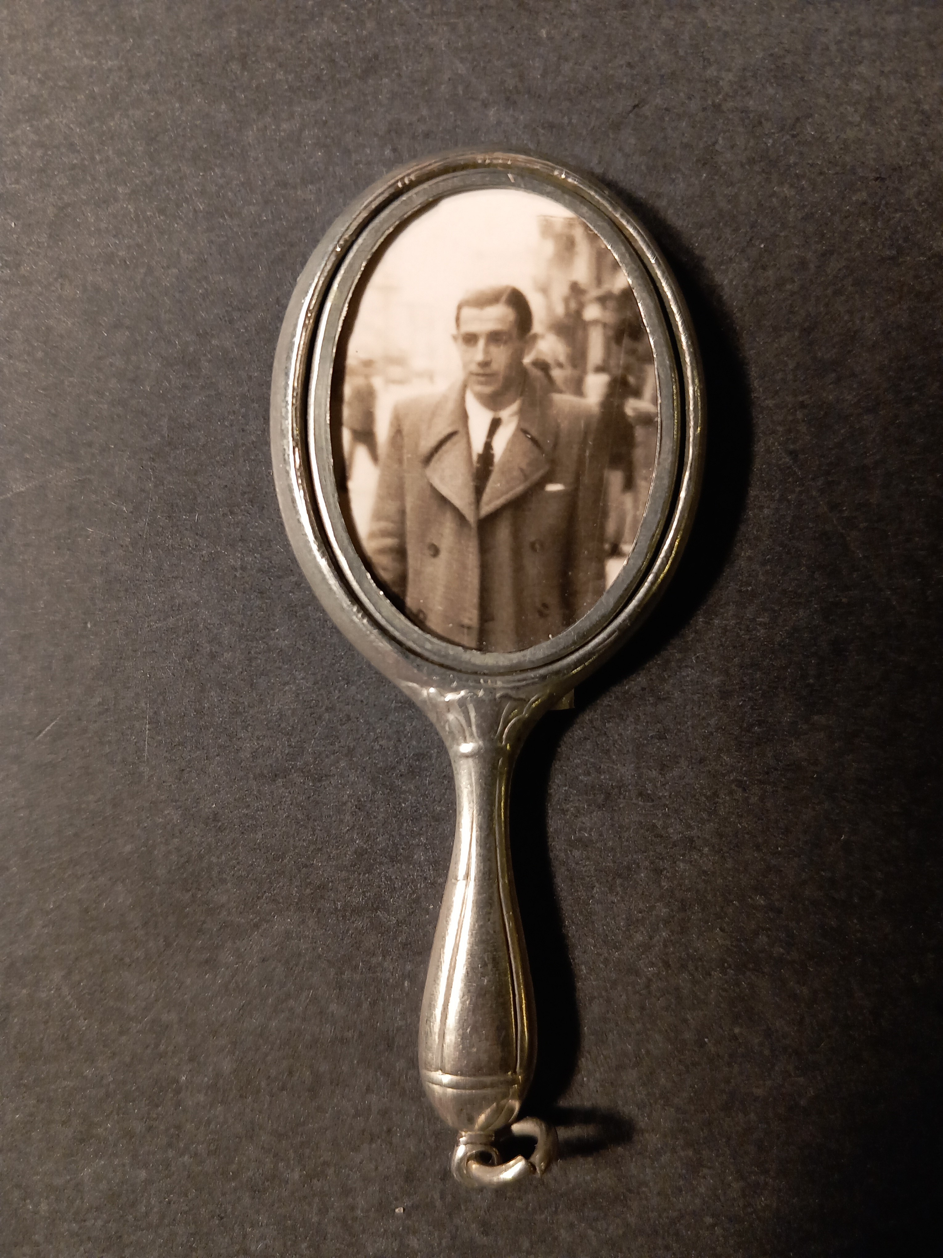 Portaretratos con fotografía de hombre joven.