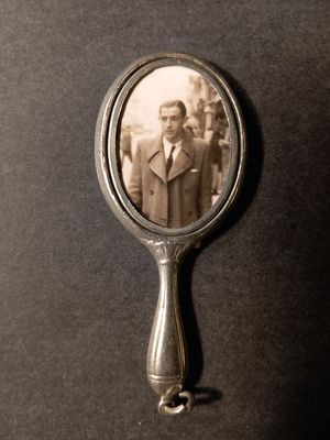 Portaretratos con fotografía de hombre joven