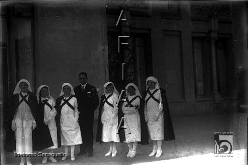 Enfermeras de Cruz Roja en la terraza del Casino. Ildefonso San Agustín. Huesca