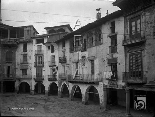 Plaza Mayor y ayuntamiento. Ricardo del Arco y Garay. Graus. Ribagorza