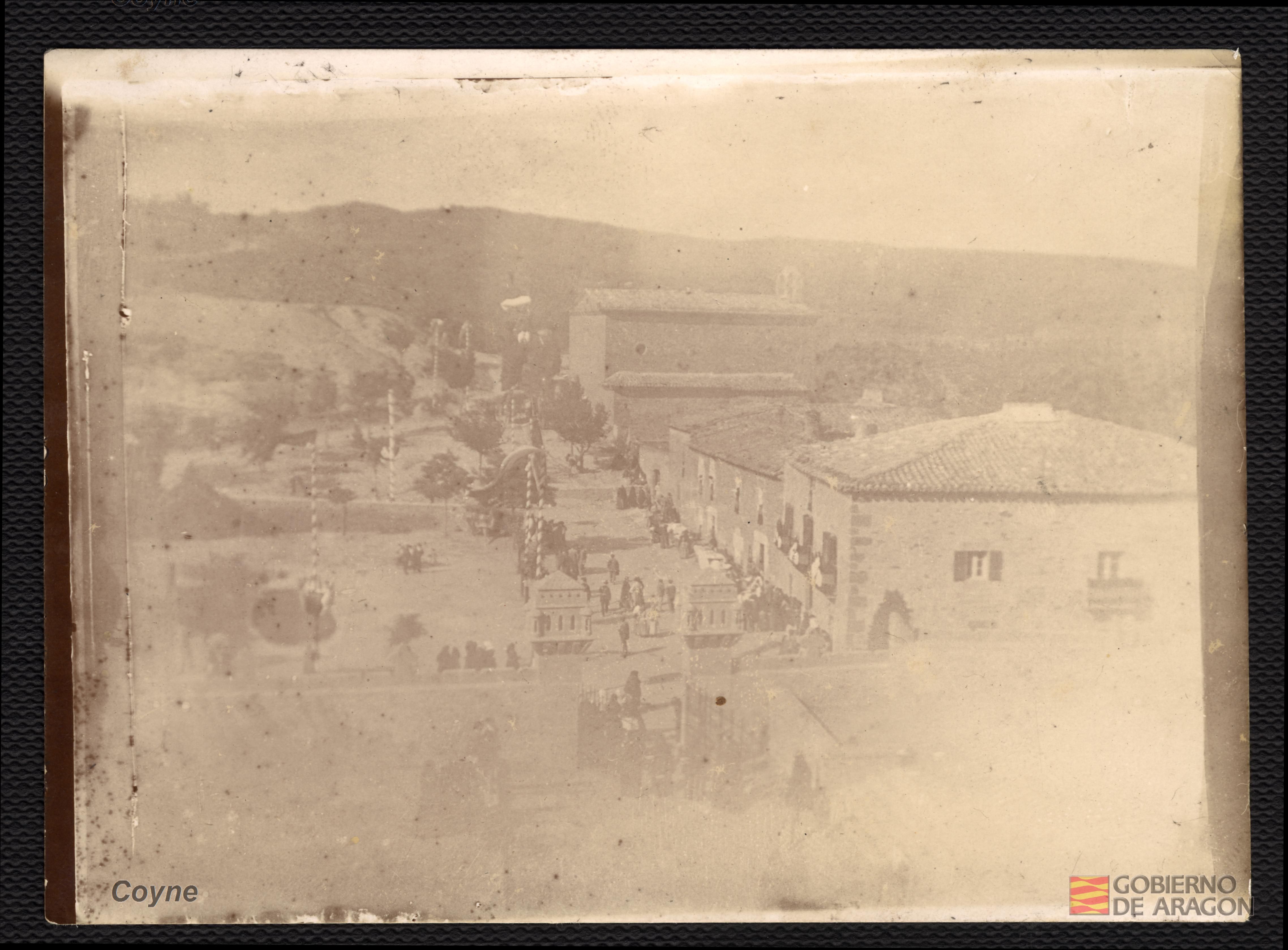 Celebración en el Castillo de Javier. Vista del caserío desde el Castillo