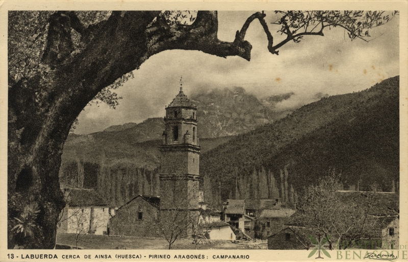"13. Labuerda cerca de Aínsa (Huesca). Pirineo Aragonés: Campanario."