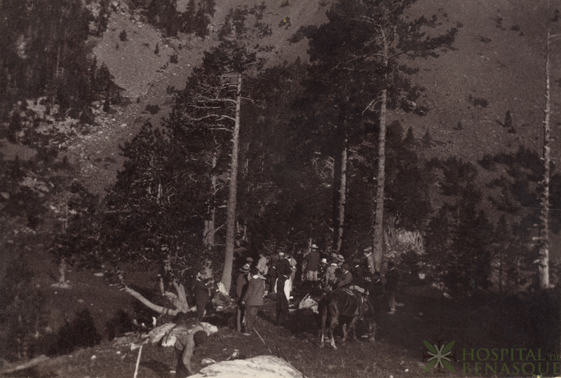 Grupo de excursionistas en zona de alta montaña