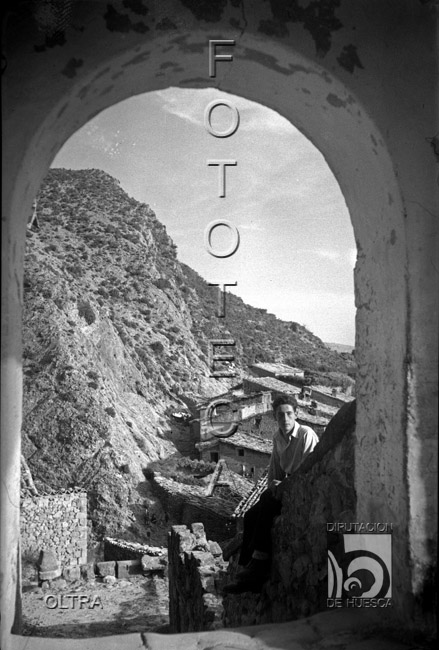 "Foto obtenida en Riglos desde el porche de la Iglesia, la figura de la derecha soy yo. (autodisparo)". José Oltra Mera. Riglos