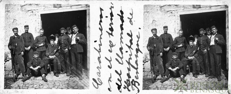 Retrato de un grupo de carabineros en el Hospital de Benasque.