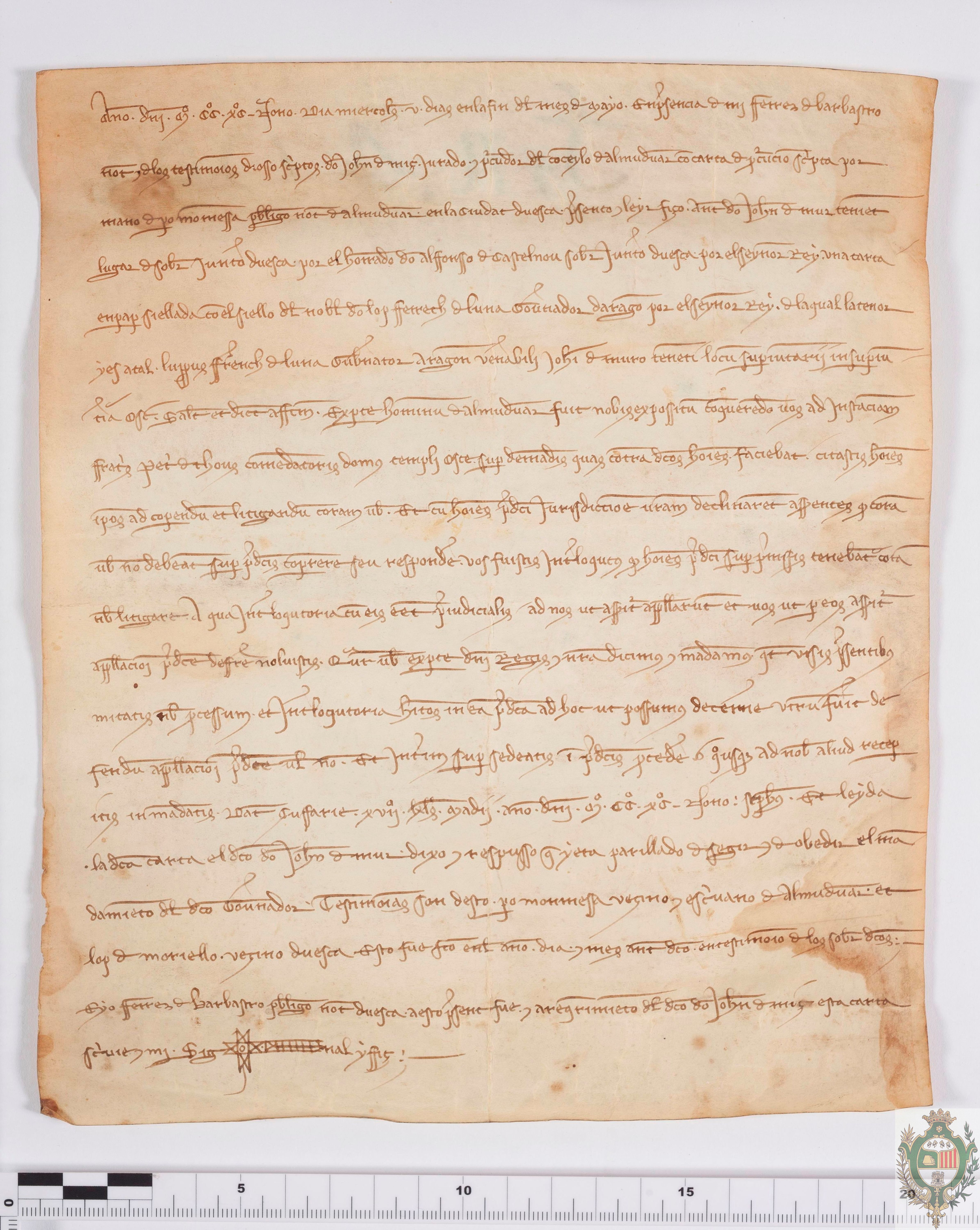 Los representantes del concejo de Almudévar presentan a Juan de Mur, lugarteniente del sobrejuntero de Huesca, una carta de Lope Ferrenc de Luna, Gobernador de Aragón por el rey, en la que se ordenaba al citado lugarteniente que sobreseyese la causa iniciada por el comendador del Hospital de Huesca contra el concejo de Almudévar.