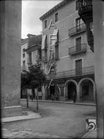 Plaza de la catedral. Edificio con porches. Ricardo del Arco y Garay. Jaca. Jacetania