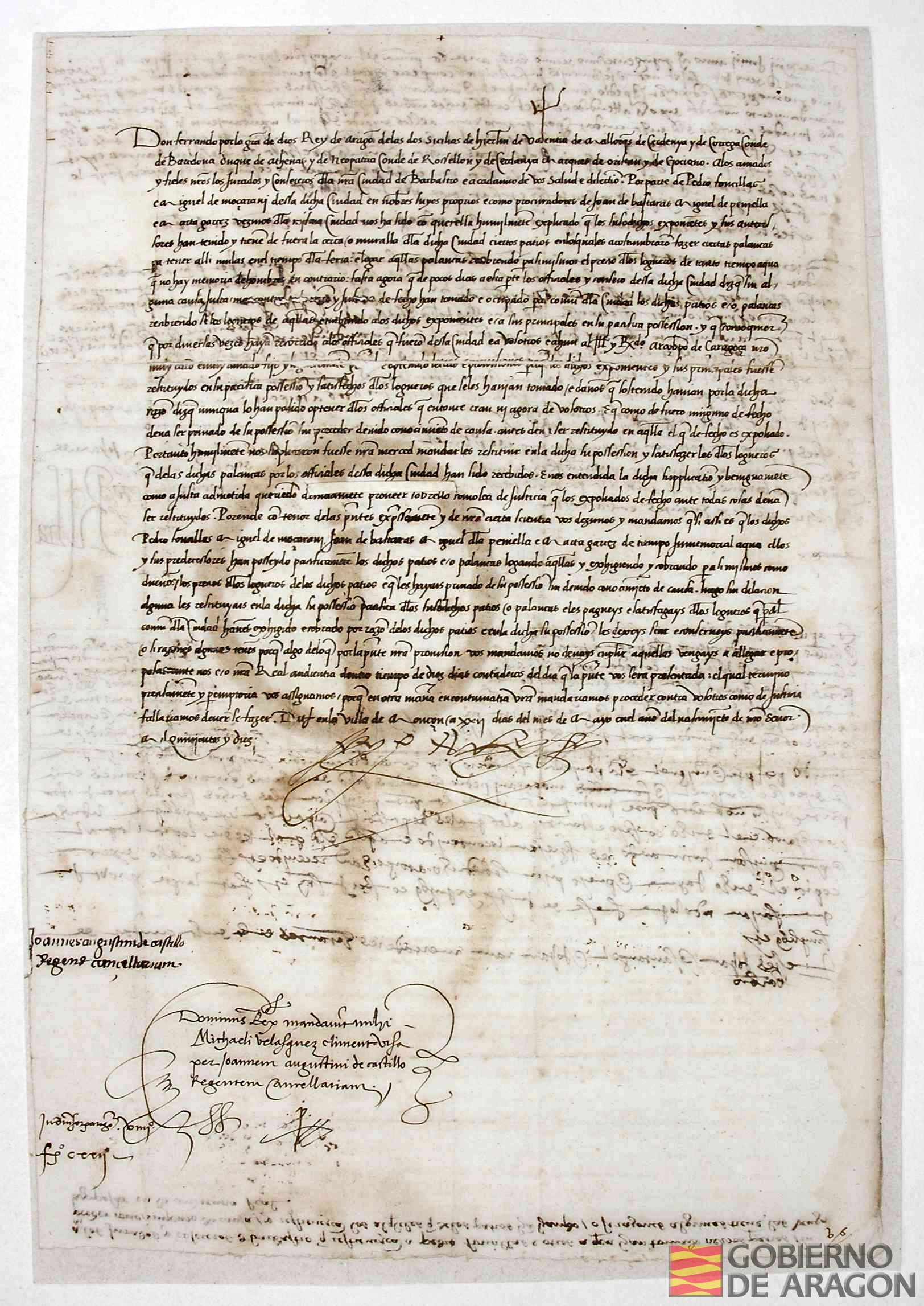 Fernando II escribe a los jurados de la ciudad de Barbastro para que restituyan a Pedro Foncillas, Miguel de Mozarabí, Juan de Bastarás, Miguel de Peniella y Marta Garcés, vecinos de dicha ciudad, ciertos patios y palancas que tenían fuera de la muralla de la ciudad, por donde se celebraban las ferias anuales