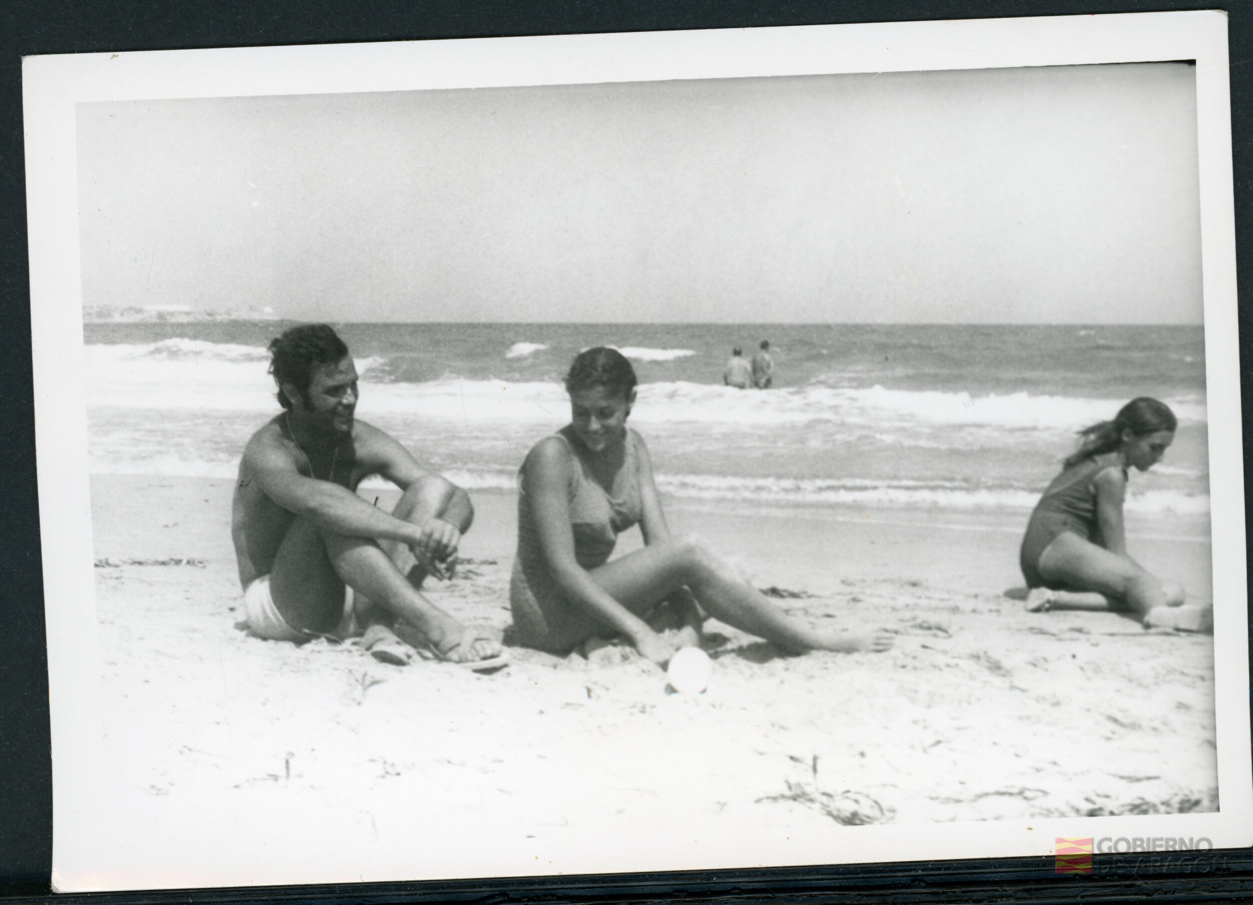 Ángel Conte Cazcarro junto con una mujer en la playa de Mojácar