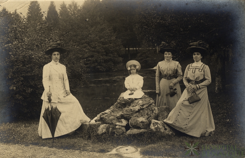Retrato de tres mujeres y niña en Luchon