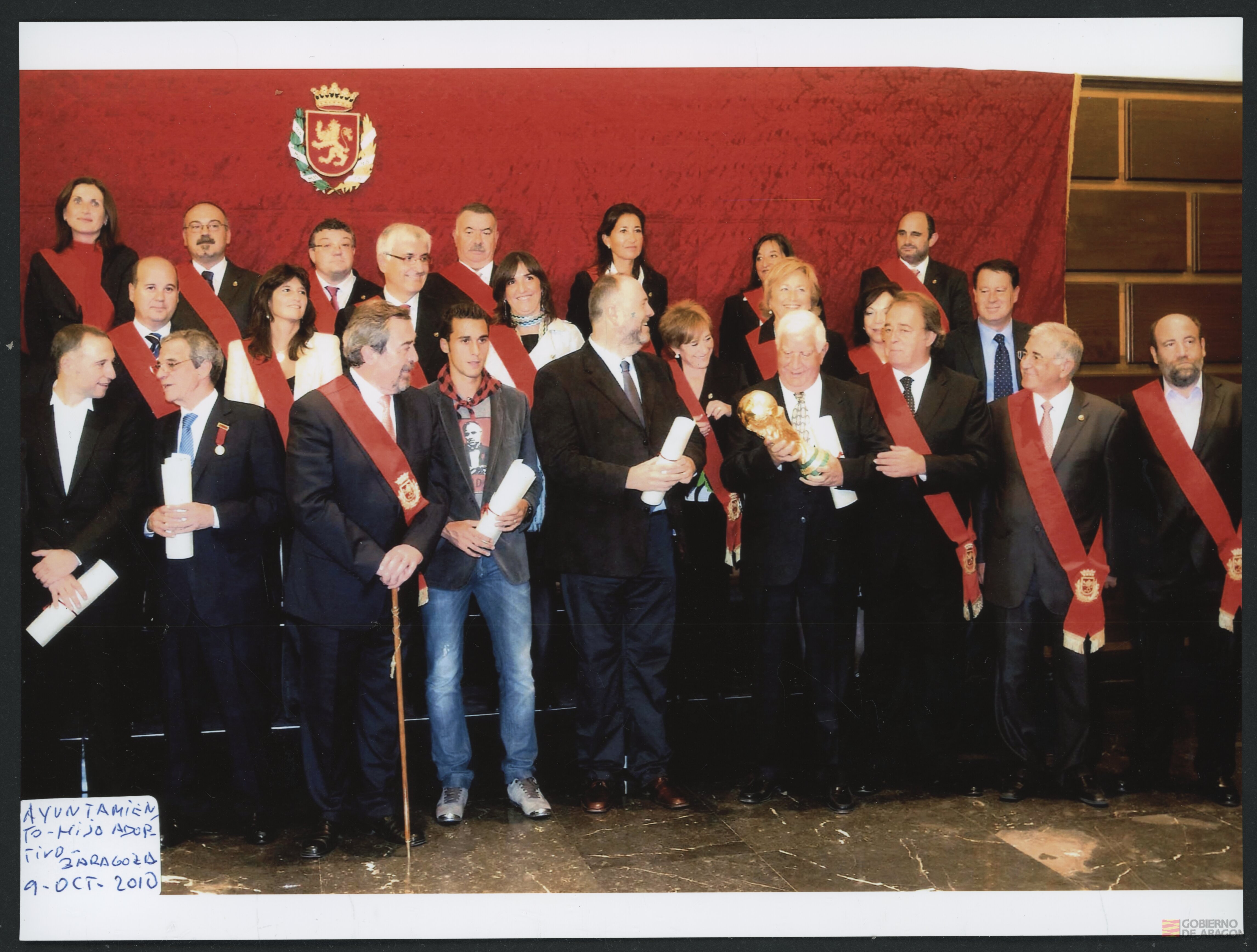 Juan Antonio Belloch, alcalde, junto con los concejales de Zaragoza, en el acto de entrega el título de hijo adoptivo a Juan Antonio Bolea
