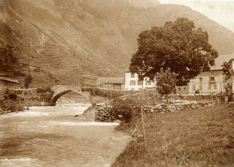 Puente sobre el río Ésera en Benasque, y plaza Mayor