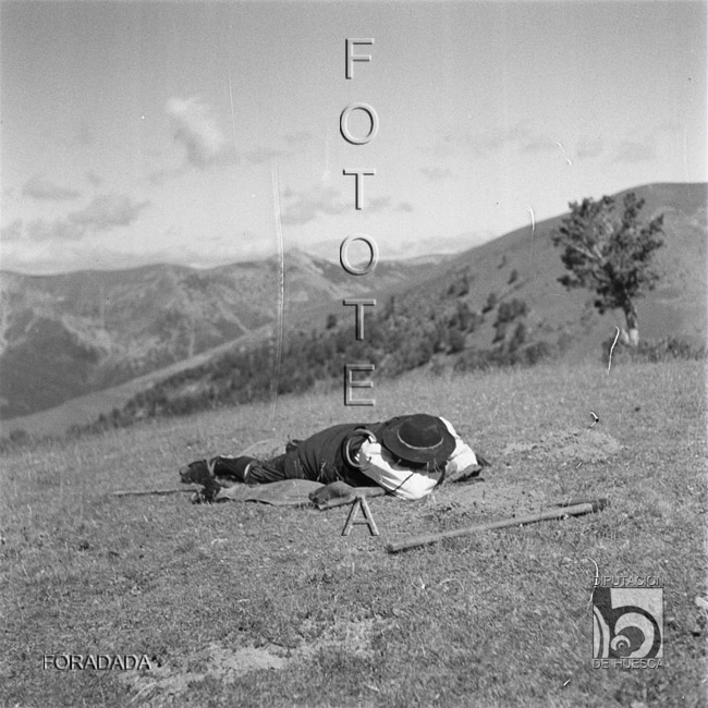 Pastor tumbado en la hierba. Alfonso Foradada Coll. Valle de Ansó