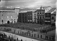 Parada militar en la plaza. Mariano Gómez Zamora. Ayerbe