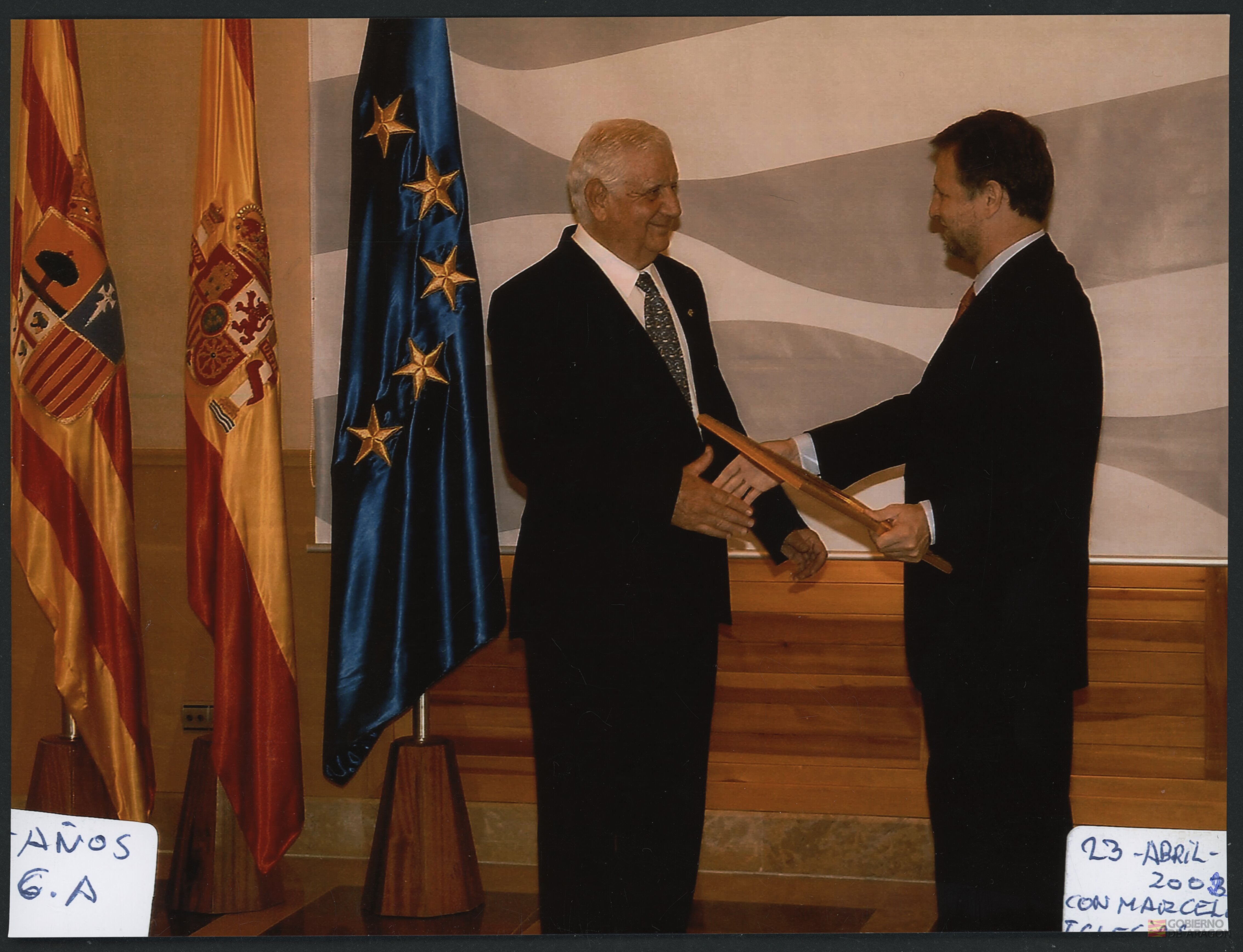 Marcelino Iglesias, presidente del Gobierno de Aragón, entrega un diploma a Juan Antonio Bolea Foradada en la celebración del 40 aniversario del Estatuto de Aragón