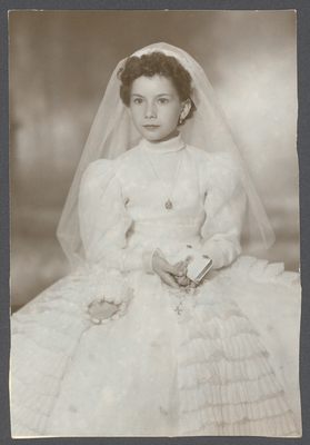 Retrato de niña vestida con el traje de Comunión