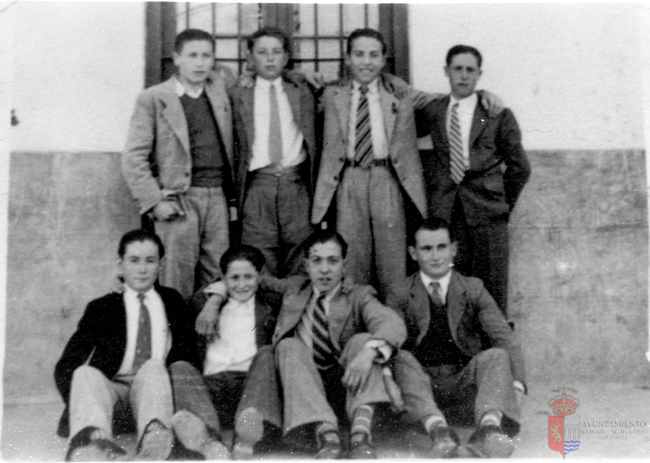 Grupo de amigos con ventana al fondo. La Puebla de Alfindén