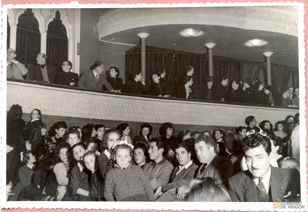 Prensa y Propaganda. Viaje de Pilar Primo de Rivera a Teruel. Acto celebrado en el teatro Marín. En los palcos, entre otras autoridades, Pilar Primo de Rivera, Pedro Montero, director general de Colonización, general Manuel Pizarro, gobernador civil de la provincia, y la delegada provincial de Sección Femenina, Rita Navarro Mínguez, 12 de noviembre. Gracia Jarque. Teruel