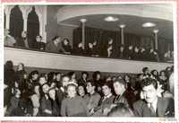 Prensa y Propaganda. Viaje de Pilar Primo de Rivera a Teruel. Acto celebrado en el teatro Marín. En los palcos, entre otras autoridades, Pilar Primo de Rivera, Pedro Montero, director general de Colonización, general Manuel Pizarro, gobernador civil de la provincia, y la delegada provincial de Sección Femenina, Rita Navarro Mínguez, 12 de noviembre. Gracia Jarque. Teruel