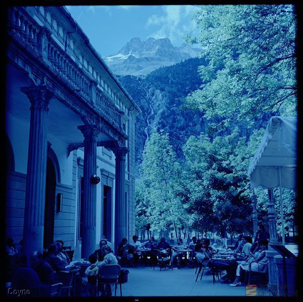 Grupos de gente en una terraza. Balneario de Panticosa