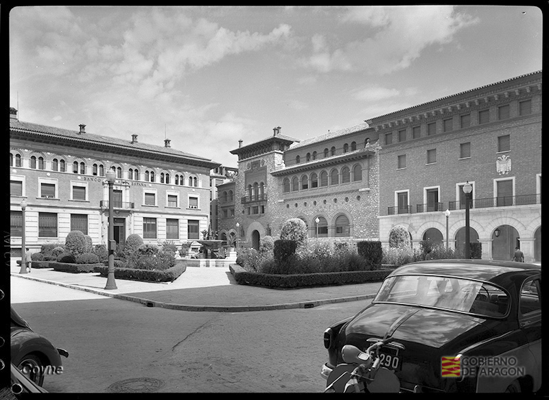 Plaza de San Juan en Teruel, edificios del Banco de España y Casino Mercantil, edificio oficial con escudo franquista