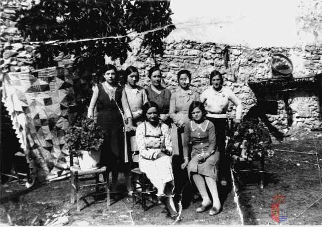 Grupo de amigas posando en las tardes de costura de passsword. La Puebla de Alfindén