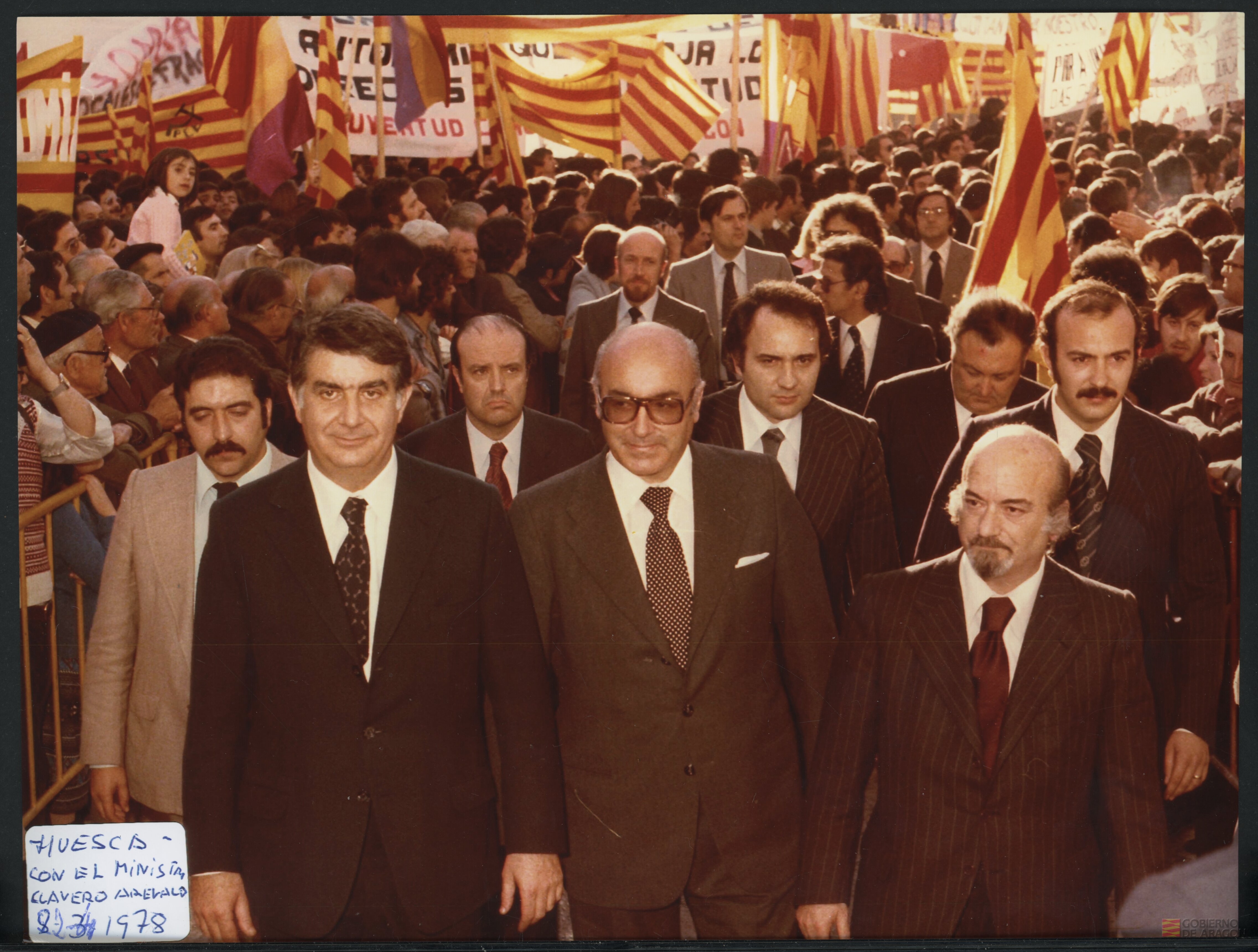 Juan Antonio Bolea Foradada junto con el ministro Manuel Clarevo Arévalo y Jaime Gaspar Auría en la cabeza de la manifestación de Huesca por la autonomía